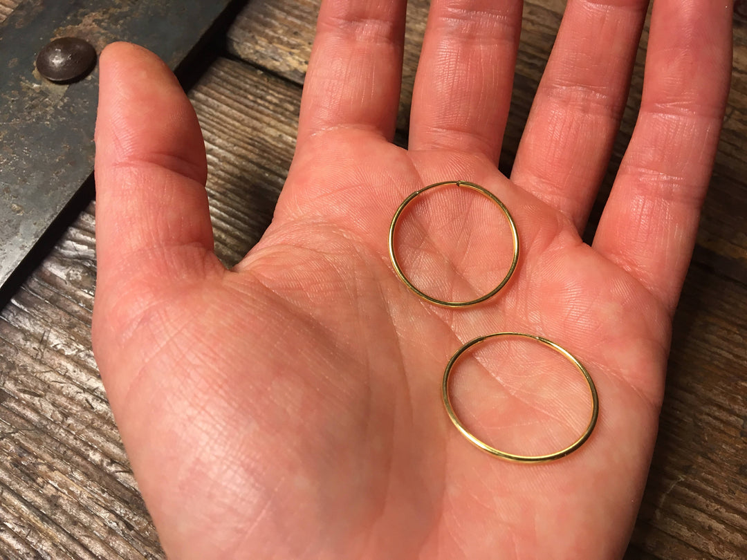 Gold 1 Inch Hoop Earring - Seamless Hoops 25mm